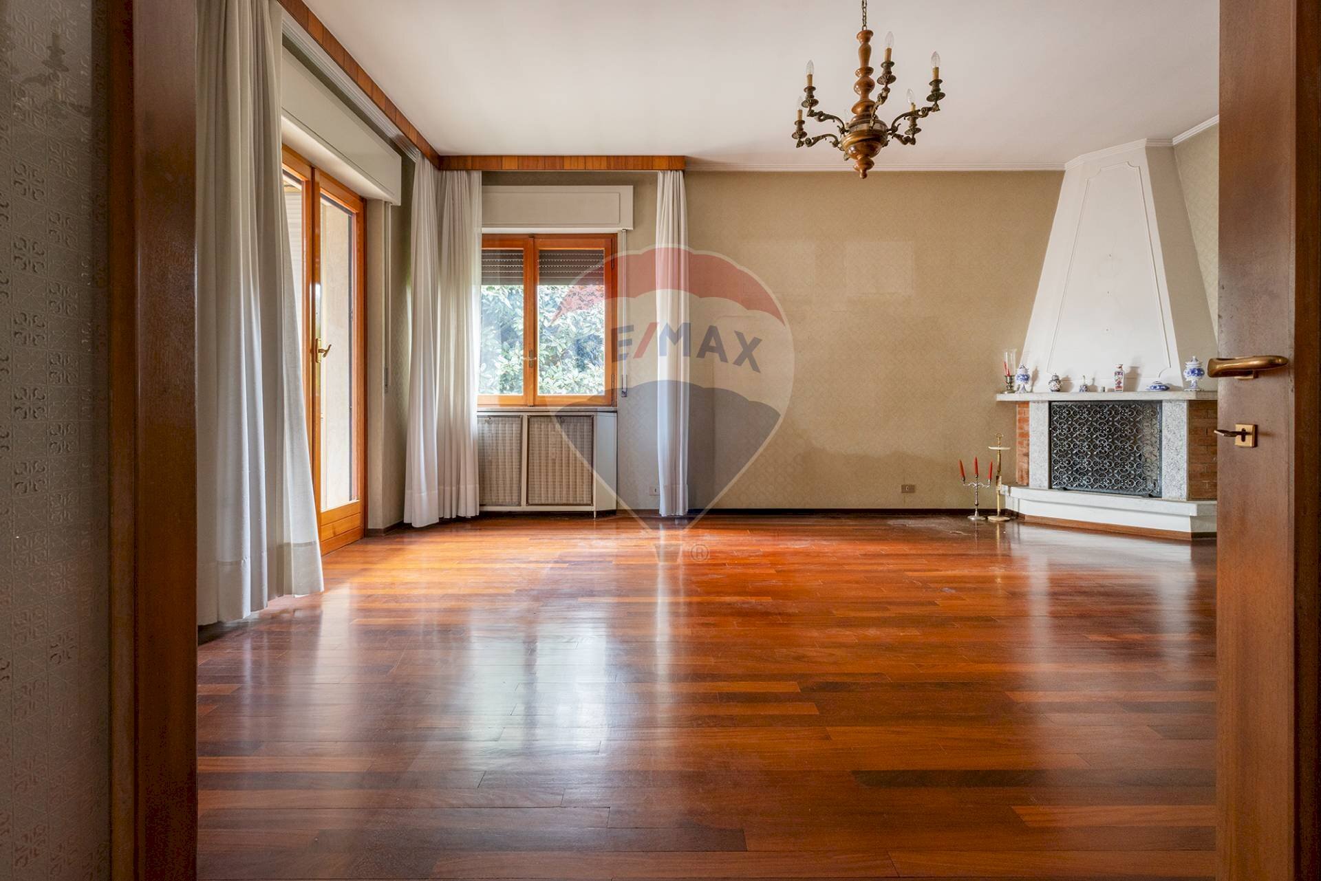 Salone con camino - Villa VIA CROCI MARIA
 
52, Induno Olona - foto 1