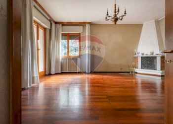 Salone con camino - Villa VIA CROCI MARIA
 
52, Induno Olona - foto 7