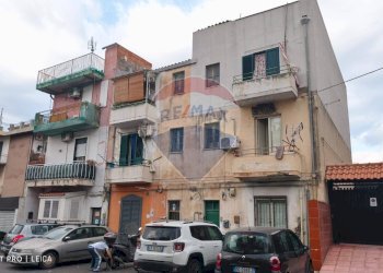 Edificio all\'aperto - Quadrilocale VIA FRANCESCO CONFALONIERI
 
13, Catania - foto 2