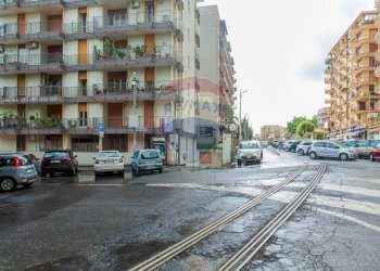Edificio all\'aperto - Attività Commerciale Piazza Abramo Lincoln
 
4, Catania - foto 19