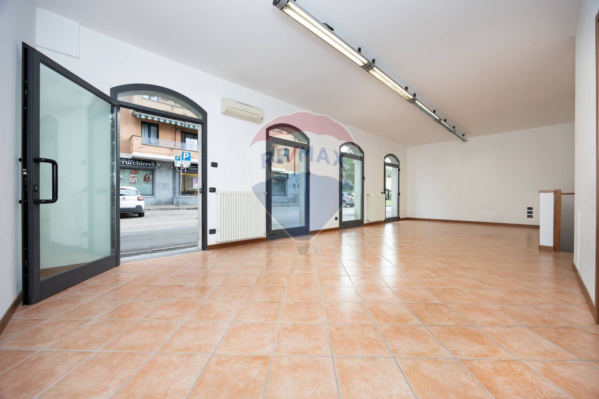 Stanza vuota - Locale Commerciale Via Alessandro Manzoni
 
14, Seveso - foto 1