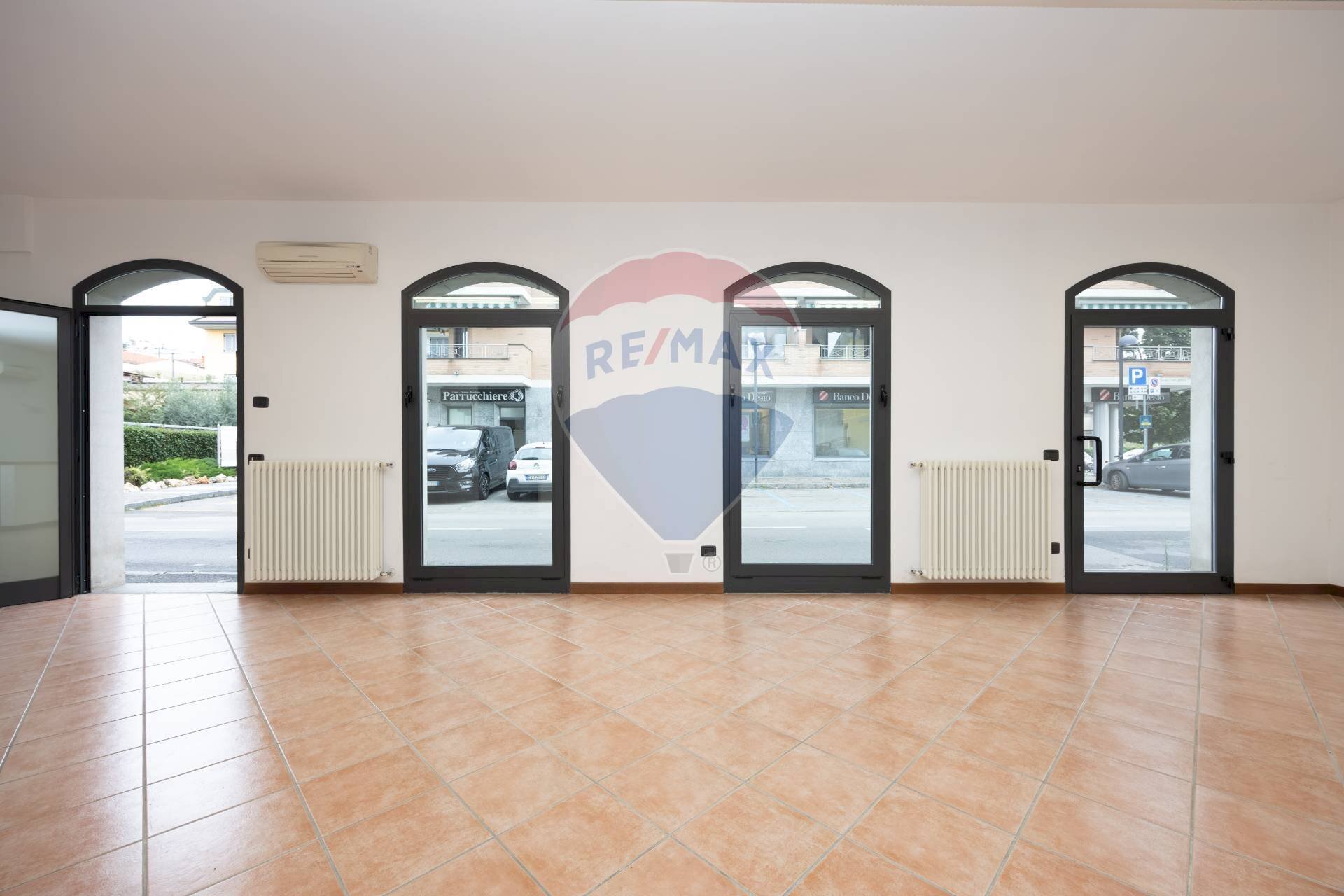 Stanza vuota - Locale Commerciale Via Alessandro Manzoni
 
14, Seveso - foto 2