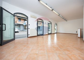 Stanza vuota - Locale Commerciale Via Alessandro Manzoni
 
14, Seveso - foto 1