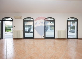 Stanza vuota - Locale Commerciale Via Alessandro Manzoni
 
14, Seveso - foto 2