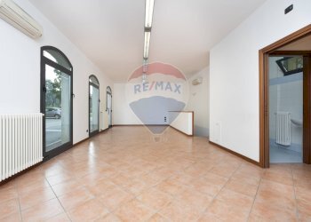 Stanza vuota - Locale Commerciale Via Alessandro Manzoni
 
14, Seveso - foto 3