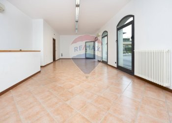 Stanza vuota - Locale Commerciale Via Alessandro Manzoni
 
14, Seveso - foto 4