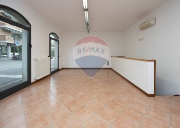 Stanza vuota - Locale Commerciale Via Alessandro Manzoni
 
14, Seveso - foto 5