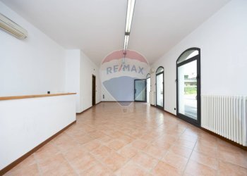 Stanza vuota - Locale Commerciale Via Alessandro Manzoni
 
14, Seveso - foto 6