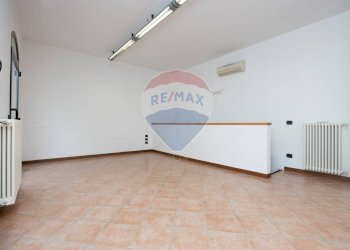 Stanza vuota - Locale Commerciale Via Alessandro Manzoni
 
14, Seveso - foto 7