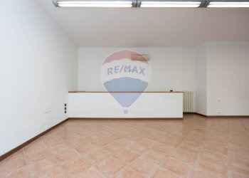 Stanza vuota - Locale Commerciale Via Alessandro Manzoni
 
14, Seveso - foto 8