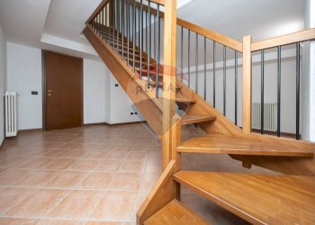 Scale - Locale Commerciale Via Alessandro Manzoni
 
14, Seveso - foto 13