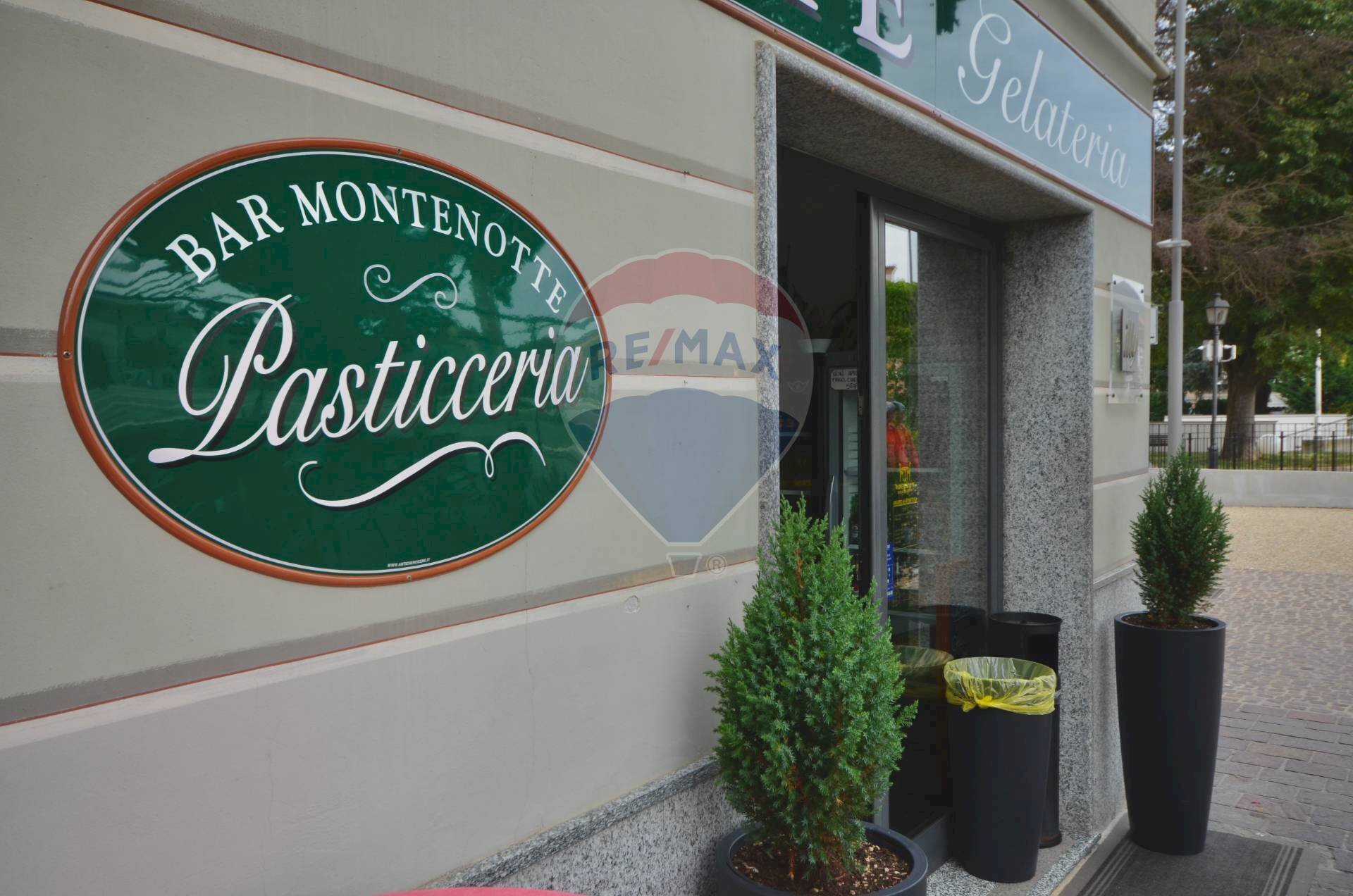 Edificio all\'aperto - Bar Tavola Calda - Fredda Piazza della Vittoria
 
28, Cairo Montenotte - foto 1