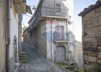 Edificio all\'aperto - Casa indipendente via di Emilia
 
10, Vizzini - foto 2