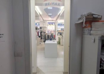 Hall / corridoio - Commercial Premises Via Alessandro Manzoni
 
97, Bari - photo 19