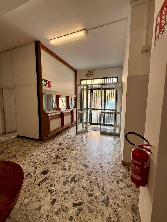 Interno palazzo - Warehouse via Luciano Zamperini, 11A, Genova (neighborhood Bolzaneto) - photo 1