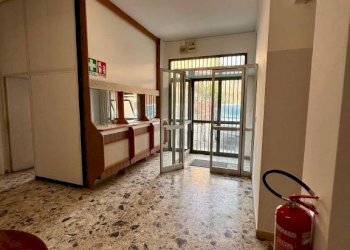 Interno palazzo - Magazzino via Luciano Zamperini, 11A, Genova (zona Bolzaneto) - foto 1