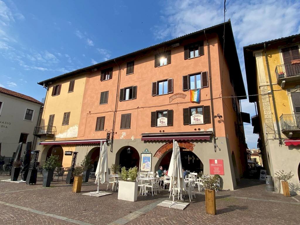 Facciata - Bilocale piazza Sant'Agostino, 16, Carmagnola - foto 1