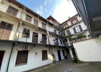 Facciata - Bilocale piazza Sant'Agostino, 16, Carmagnola - foto 2