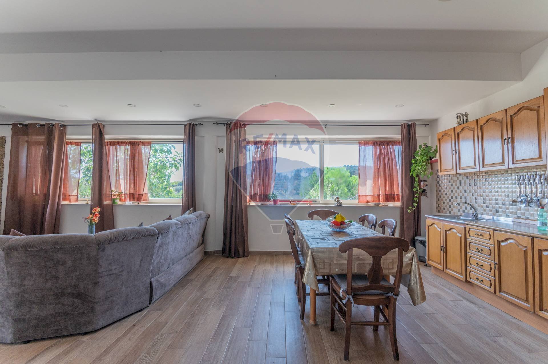 Sala da pranzo - Villa STRADA COMUNALE PIANO LUPPINO
 
SN, San Cono - foto 1