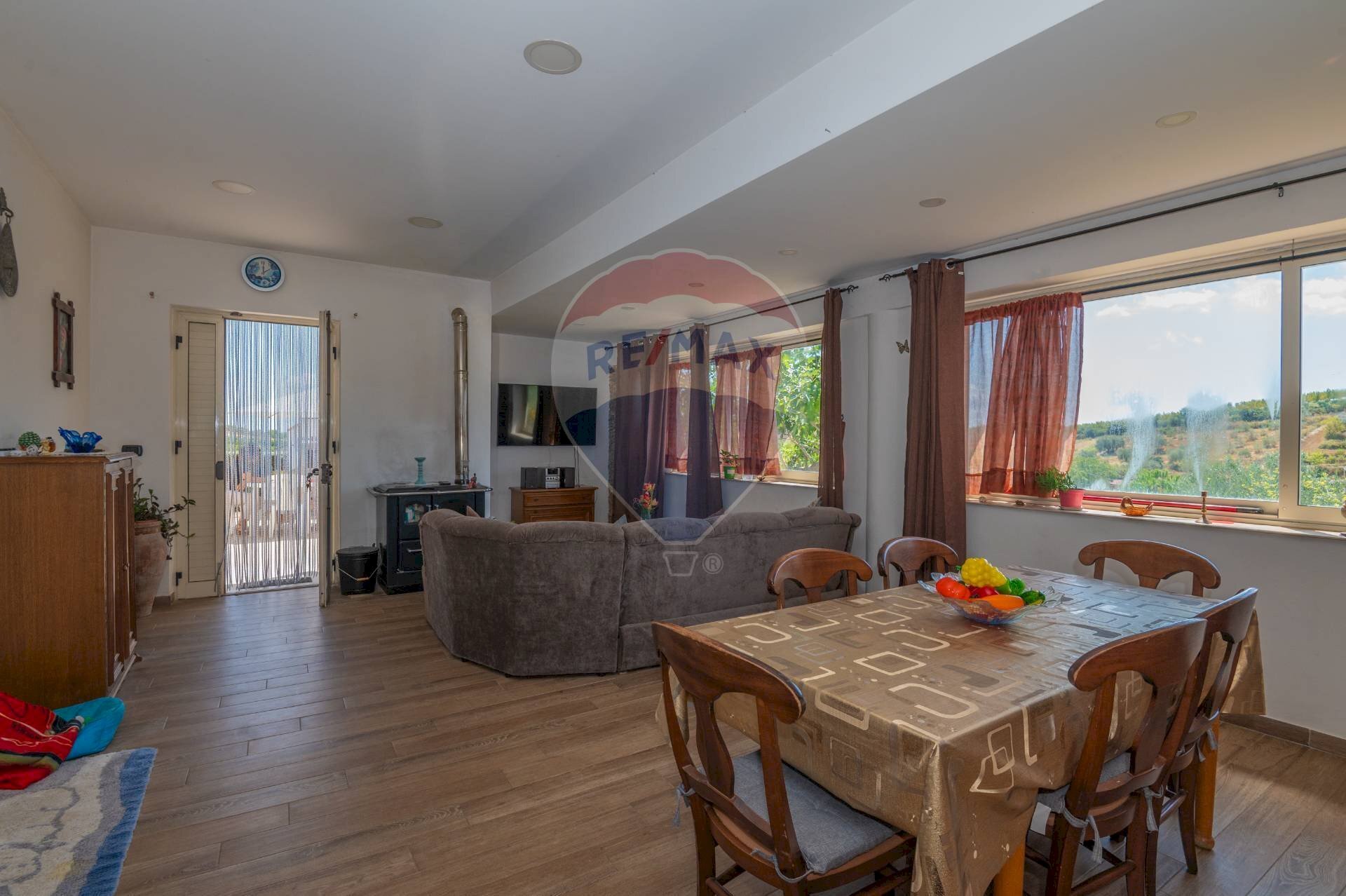 Sala da pranzo - Villa STRADA COMUNALE PIANO LUPPINO
SN, San Cono - foto 2