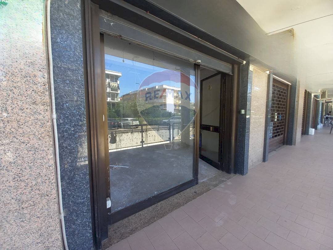 Terrazza - Locale Commerciale Via Francesco Petrarca
33, Caserta - foto 2