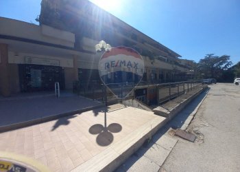 Edificio all\'aperto - Locale Commerciale Via Francesco  Petrarca
 
33, Caserta - foto 5