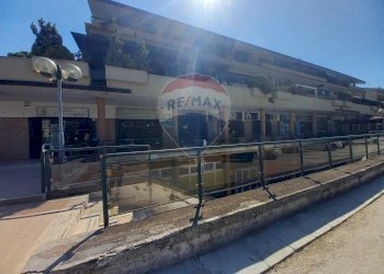 Edificio all\'aperto - Locale Commerciale Via Francesco  Petrarca
 
33, Caserta - foto 7