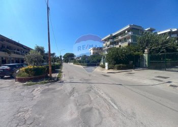 Edificio all\'aperto - Locale Commerciale Via Francesco  Petrarca
 
33, Caserta - foto 9