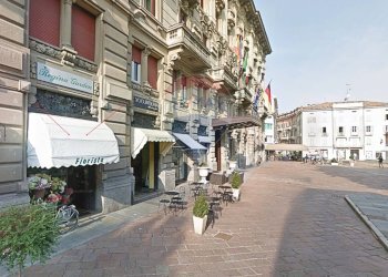 Edificio all\'aperto - Shop Via Largo Roma
 
3, Salsomaggiore Terme - photo 1