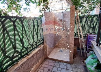 doccia esterna con acqua calda - Bilocale Piazza Domitilla, Ladispoli - foto 15