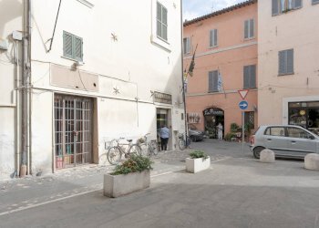 Foto 2 - Locale Commerciale Via San Vito
 
8, Foligno - foto 2