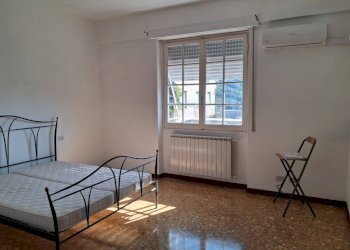 Camera da letto - Quadrilocale salita Ca' dei Trenta, Genova (zona Bolzaneto) - foto 5