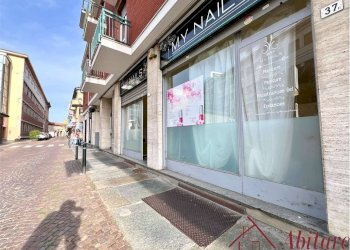 Negozio Via Armando Diaz, 16, Alba - foto 4