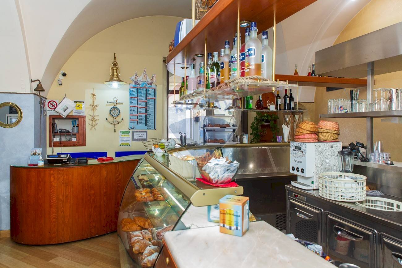 Sala con bancone esposizione - Commercial Activity Via Cristoforo Colombo
 
101/103, Riposto - photo 1