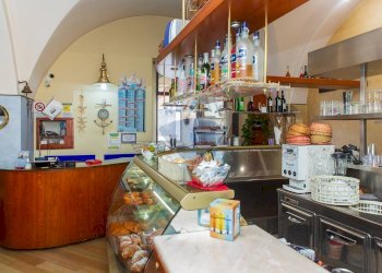 Sala con bancone esposizione - Commercial Activity Via Cristoforo Colombo
101/103, Riposto - photo 1