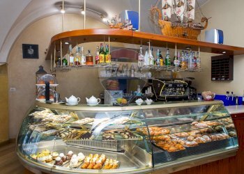 Sala con bancone esposizione - Commercial Activity Via Cristoforo Colombo
101/103, Riposto - photo 5