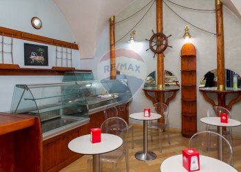 Sala con 10 posti utili e banco esposizione extra - Commercial Activity Via Cristoforo Colombo
101/103, Riposto - photo 8