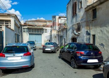 Ingresso sul retro con parcheggio riservato - Commercial Activity Via Cristoforo Colombo
101/103, Riposto - photo 21