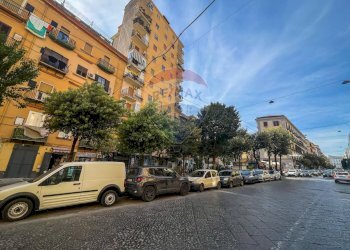 Edificio all\'aperto - Locale Commerciale Napoli - foto 1