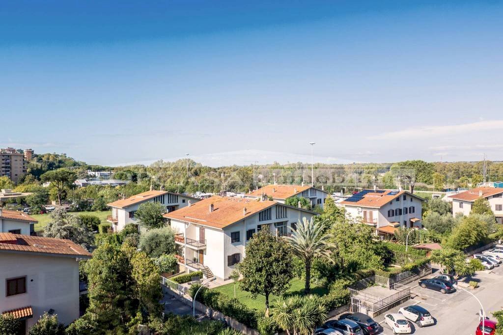 Vista - Quadrilocale viale Camillo Sabatini, 150, Roma - foto 1