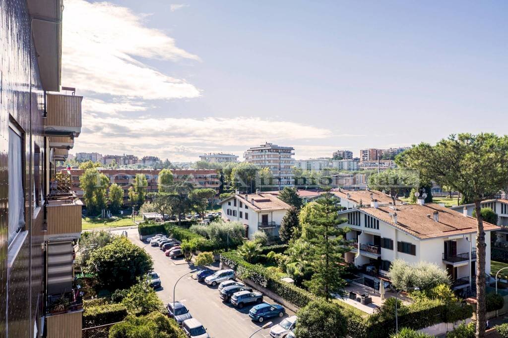 Vista - Quadrilocale viale Camillo Sabatini, 150, Roma - foto 3