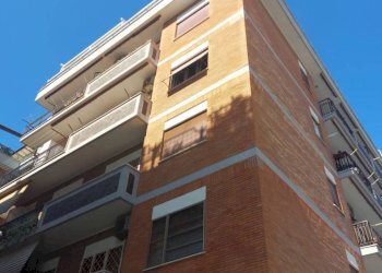 Facciata - Box corso Duca di Genova, 145, Roma (zona Lido di Ostia) - foto 2