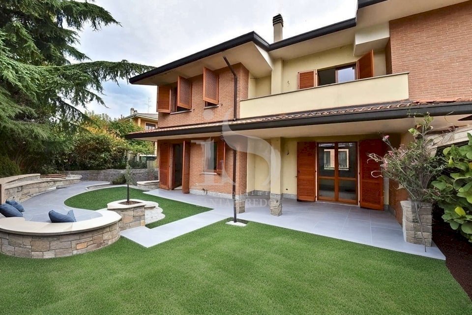 FACCIATA E GIARDINO - Villa a Schiera VIA MONTE NERO, 19, Vimercate - foto 1