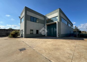 Capannone Strada Cardana, Romentino - foto 1