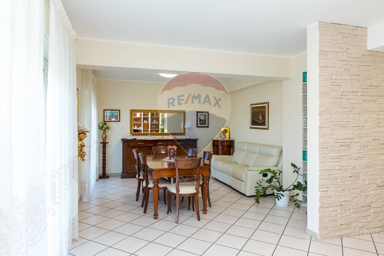 Sala da pranzo - Quadrilocale Via Sebastiano Catania
 
300, Catania - foto 1