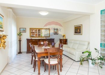 Sala da pranzo - Quadrilocale Via Sebastiano Catania
 
300, Catania - foto 11