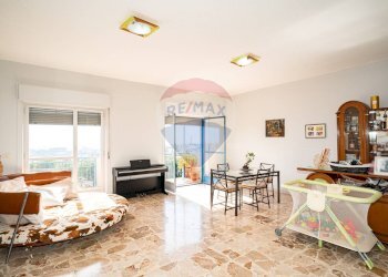 Sala da pranzo - Appartamento Via Etnea
 
90, Gravina di Catania - foto 8