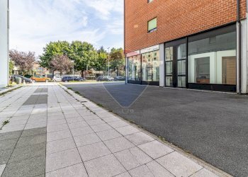 Edificio all\'aperto - Shop Via Quitino Sella
 
115, Busto Arsizio - photo 13