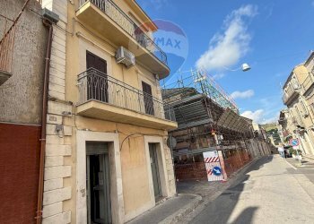 Edificio all\'aperto - Locale Commerciale corso umberto 1
 
36, Chiaramonte Gulfi - foto 2