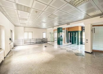 Foto 3 - Locale Commerciale Via Roma
 
81, Gazzada Schianno - foto 3